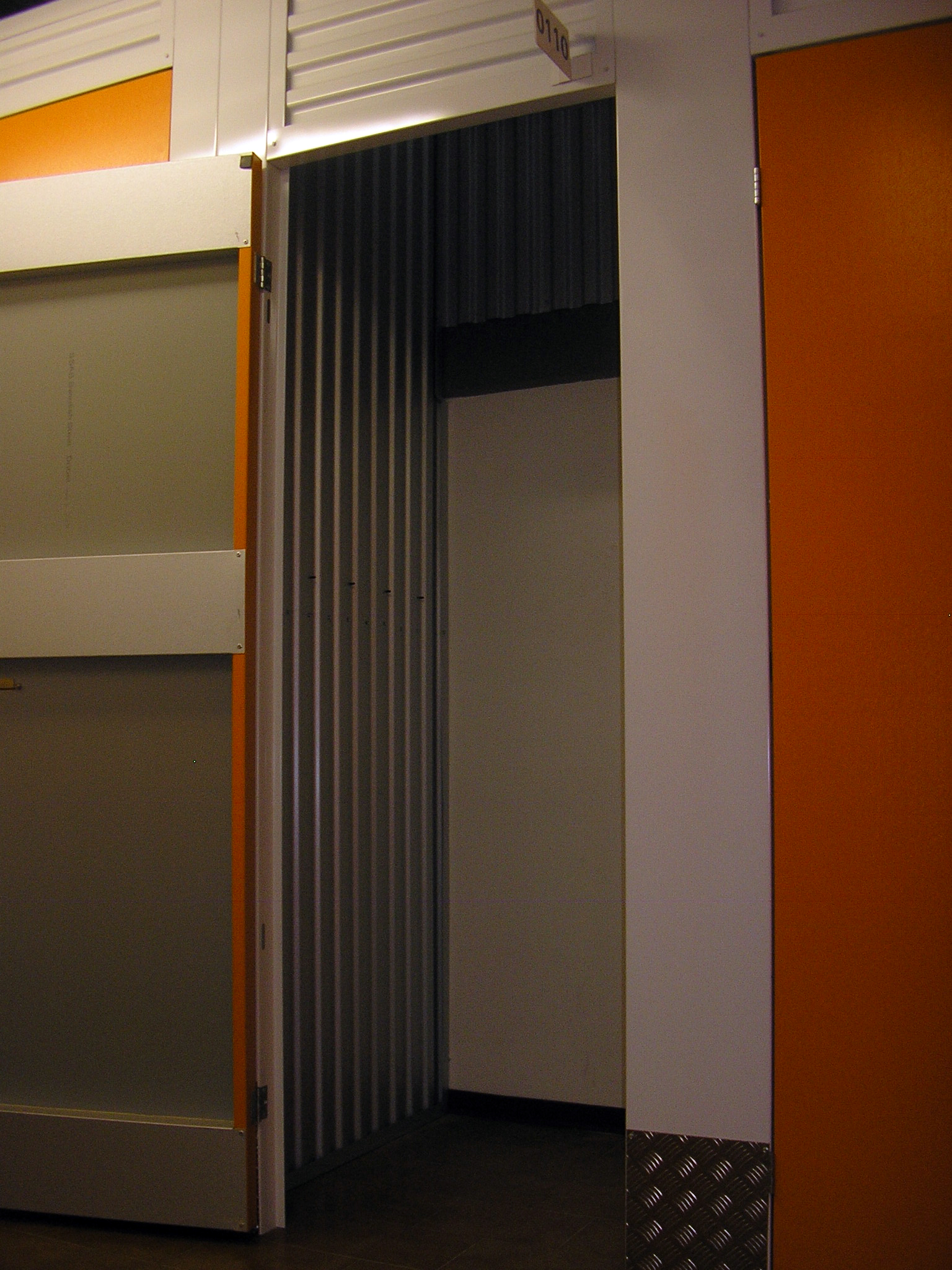 Box self storage con porta chiusa e allarme